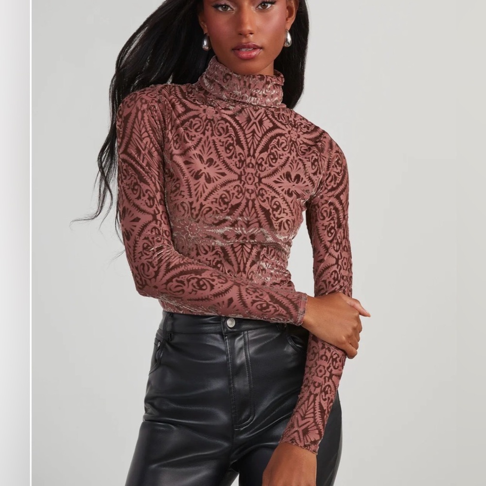 VICI Tessy Velvet Burnout Turtleneck Fitted  Top Women's Mauve Pink XS